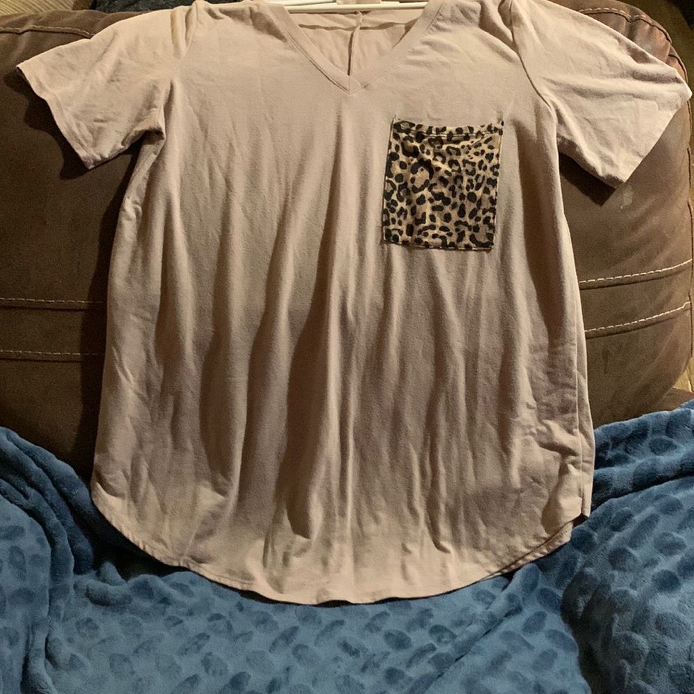 Short sleeve dress shirt. Size XL.